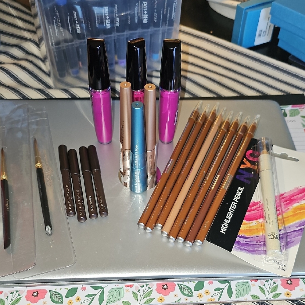 Assorted Makeup Set with Lip Gloss and Eyeliners, Lip Liners, Shadow Dust